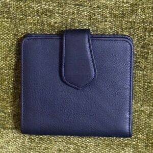 Dooney and Bourke WG66 Glove leather indexer wallet